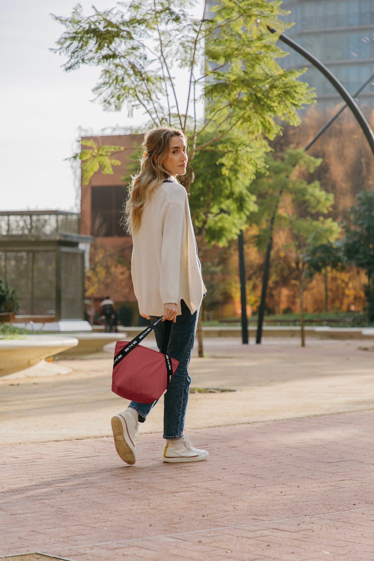 Lonchera Tote On The Go 3.7 Lt Rojo IRIS Barcelona