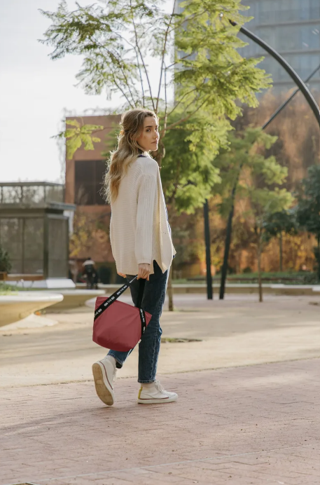 Lonchera Tote On The Go 3.7 L Iris Barcelona Modelo 9034