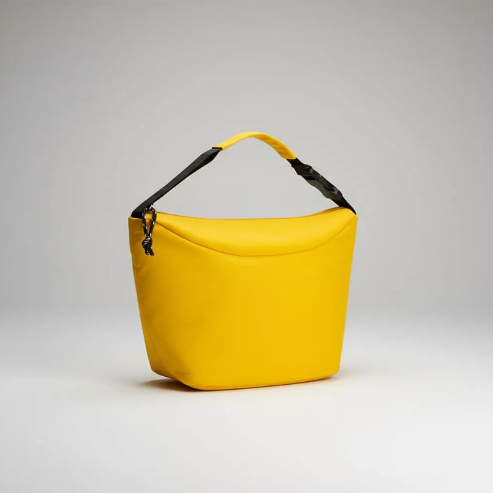 Lonchera Iris Barcelona Lunchbox Hanging On The Go