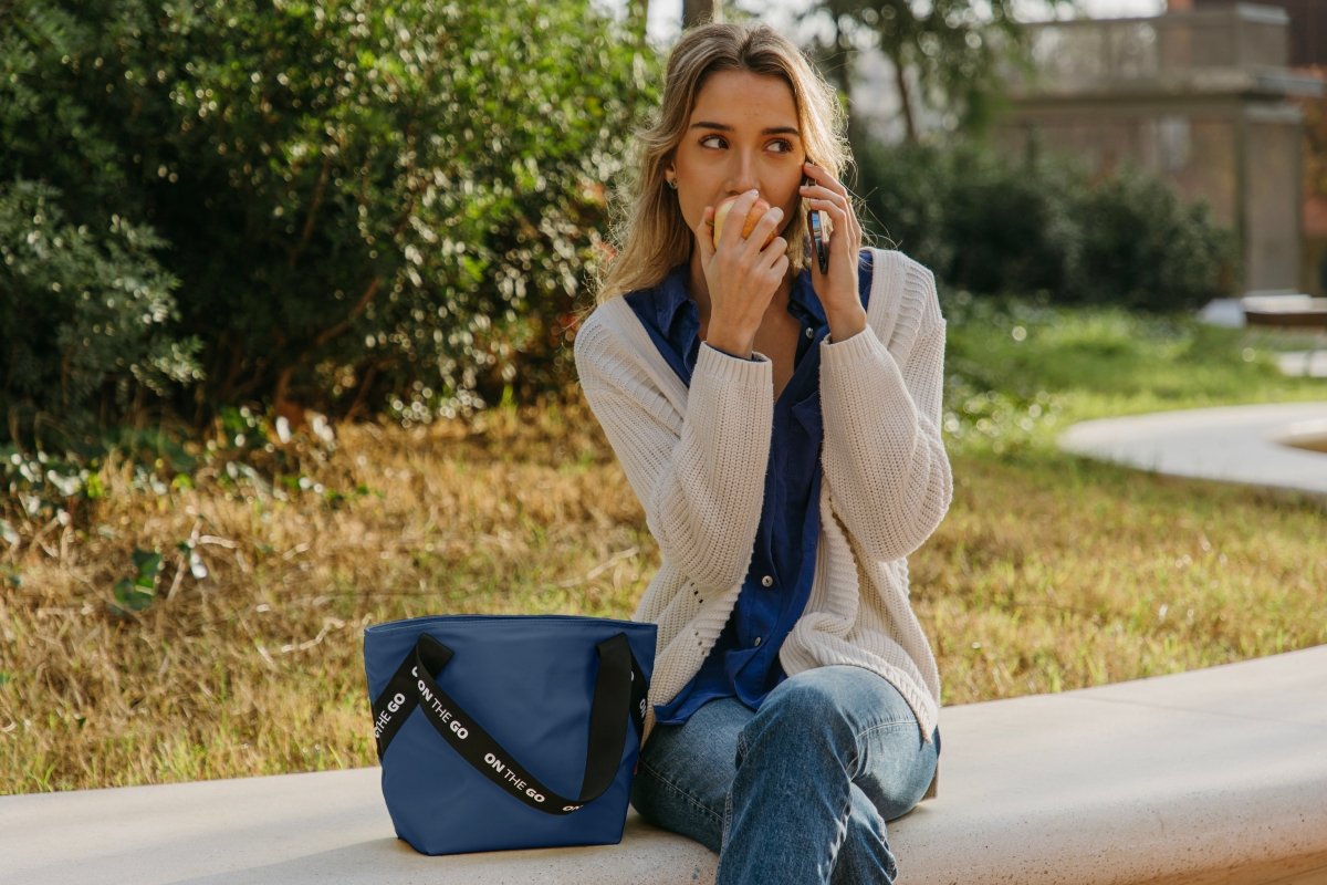Lonchera Tote On The Go 3.7 Lt Azul IRIS Barcelona - shop_name
