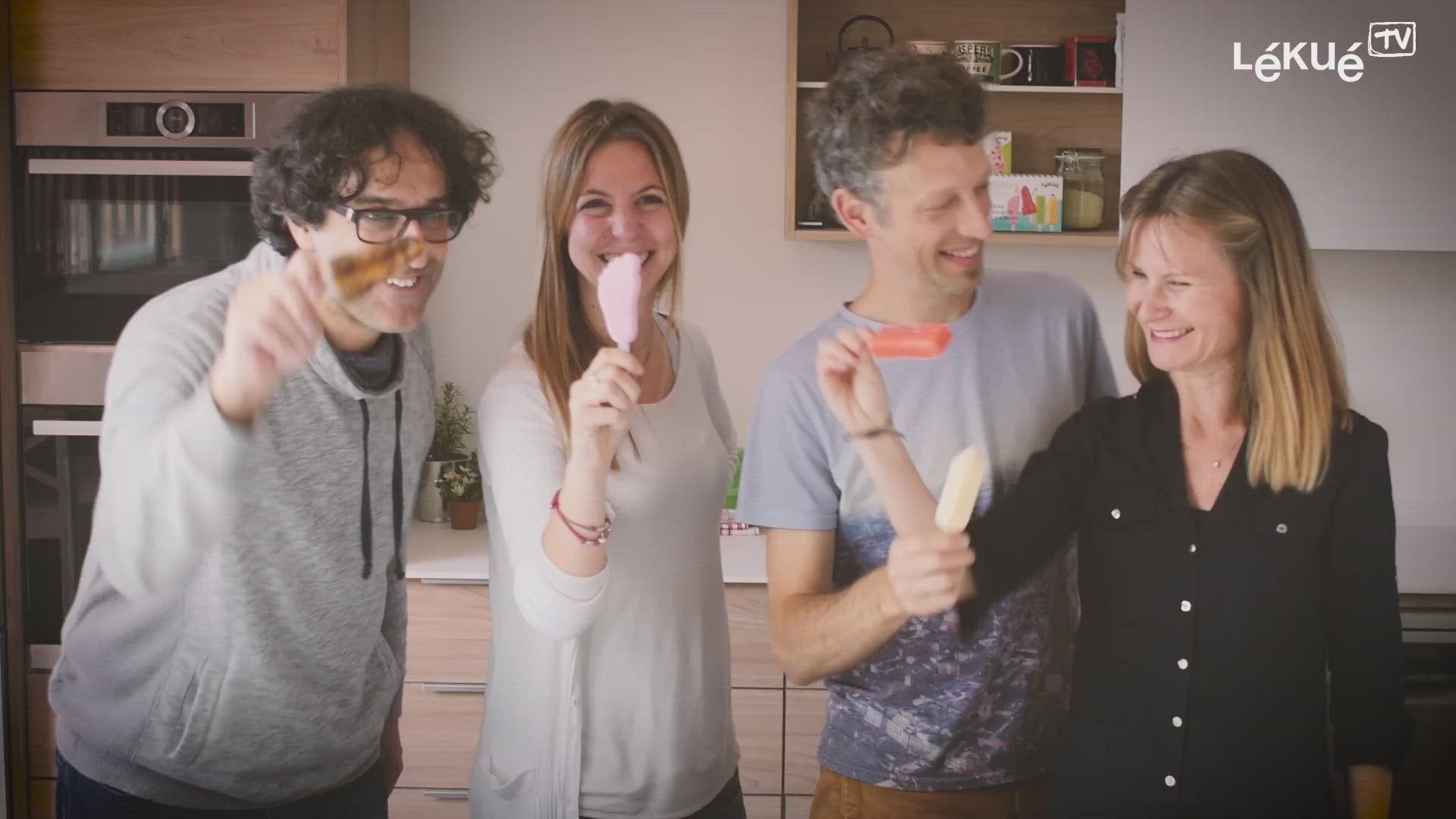Cargar vídeo: juego moldes paletas, moldes paletas hielo fresa, paletas hielo, molde helados, paleteros, molde paletas figuras, molde paletas frutas, moldes paletas hielo figura, moldes paletas hielo figura fresa, moldes paleteros